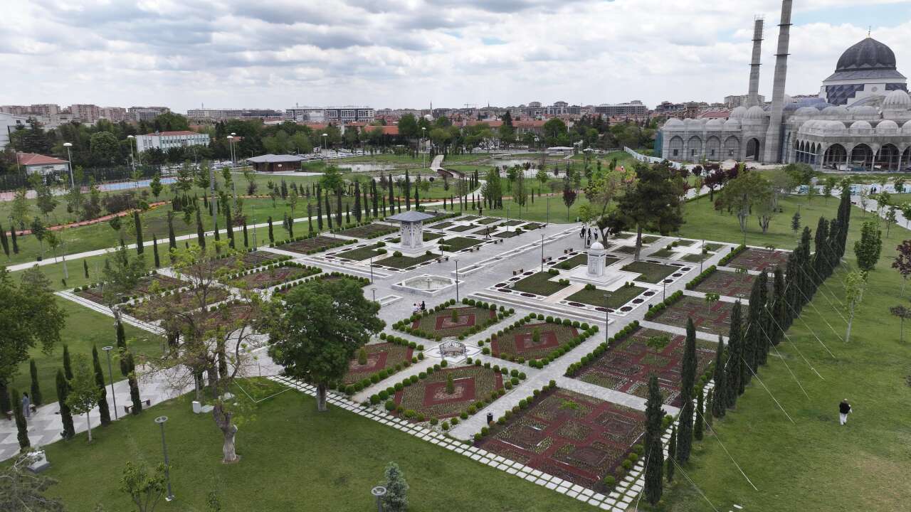 Konya’da 1 milyon 800 bin çiçek toprakla buluştu 17